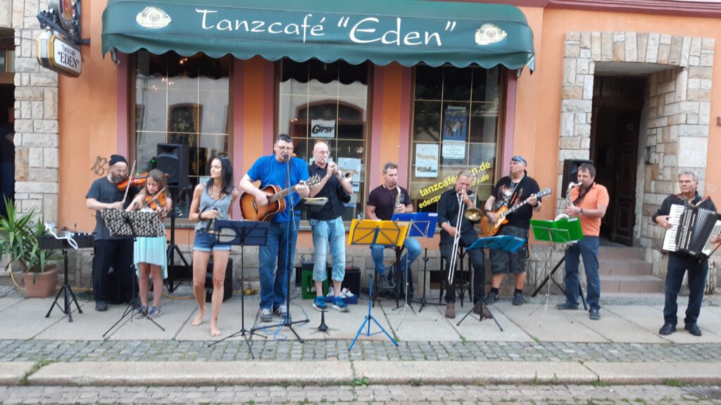 Eröffnung durch die hauseigene Band